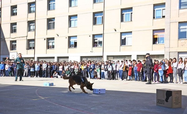 Fotos: Presentación en el IES Gil y Carrasco de Ponferrada del plan director para la convivencia y mejora de la seguridad en los centros educativos