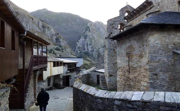 Imagen de la localidad de Peñalba de Santiago en la Tebaida berciana.