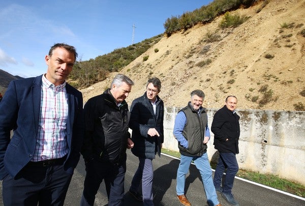 Fotos: Majo visita a las obras de la carretera entre Matalavilla y Valseco