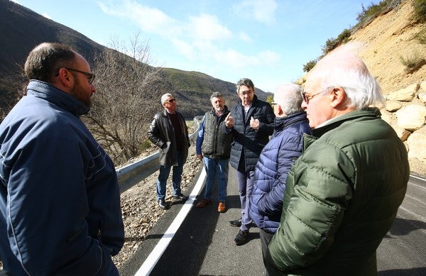Fotos: Majo visita a las obras de la carretera entre Matalavilla y Valseco