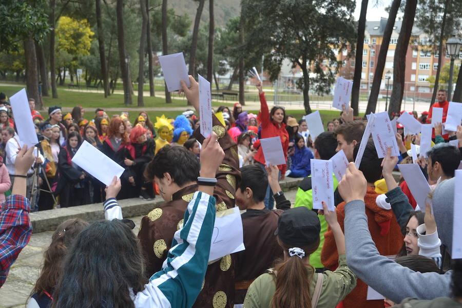 Fotos: El Rompecabezas inunda Ponferrada con el Carnaval de los jóvenes
