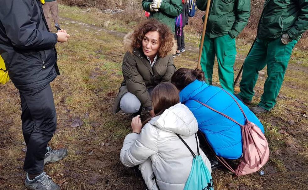 La alcaldesa de Ponferrada, Gloria Fernández Merayo, planta un árbol en el Pajariel junto a alumnas del IES Gil y Carrasco.