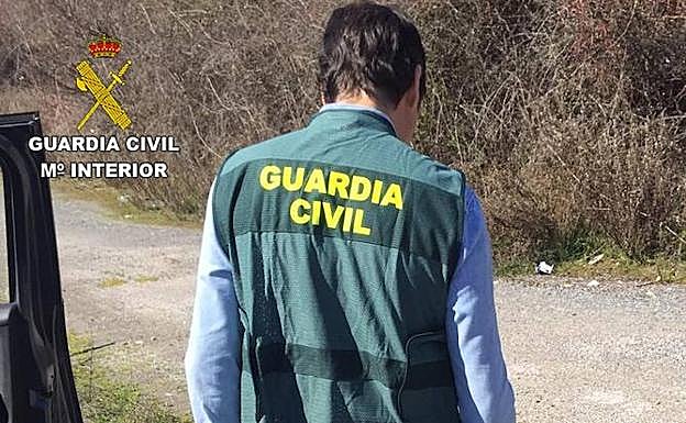 Agente de la Guardia Civil durante la recuperción del bolso sustraído en Bembibre.