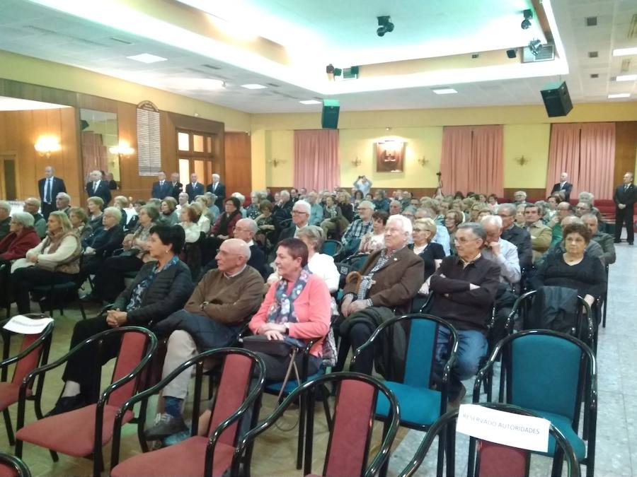 Acto de imposición de una corbata al estandarte de Ponferrada.
