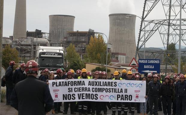 Los trabajadores de las auxiliares de Endesa protestan ante la central térmica de Compostilla II en Cubillos del Sil.