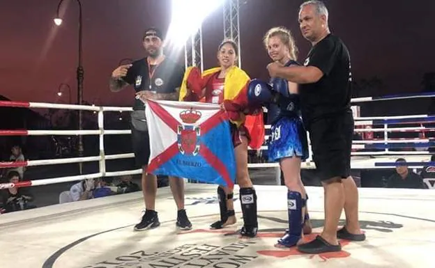 Blanca Romero, junto a Diego Váquez, tras proclamarse campeona del mundo con las banderas de España y del Bierzo. 