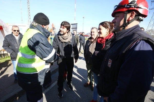 Fotos: Mayoral y Marcello se reúnen con trabajadores de las auxiliares de Endesa en la central térmica Compostilla II