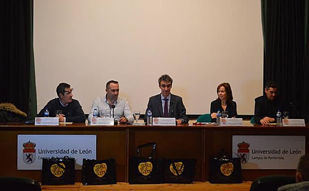 Entrega de diplomas en la Olimpiada Agroalimentaria. 