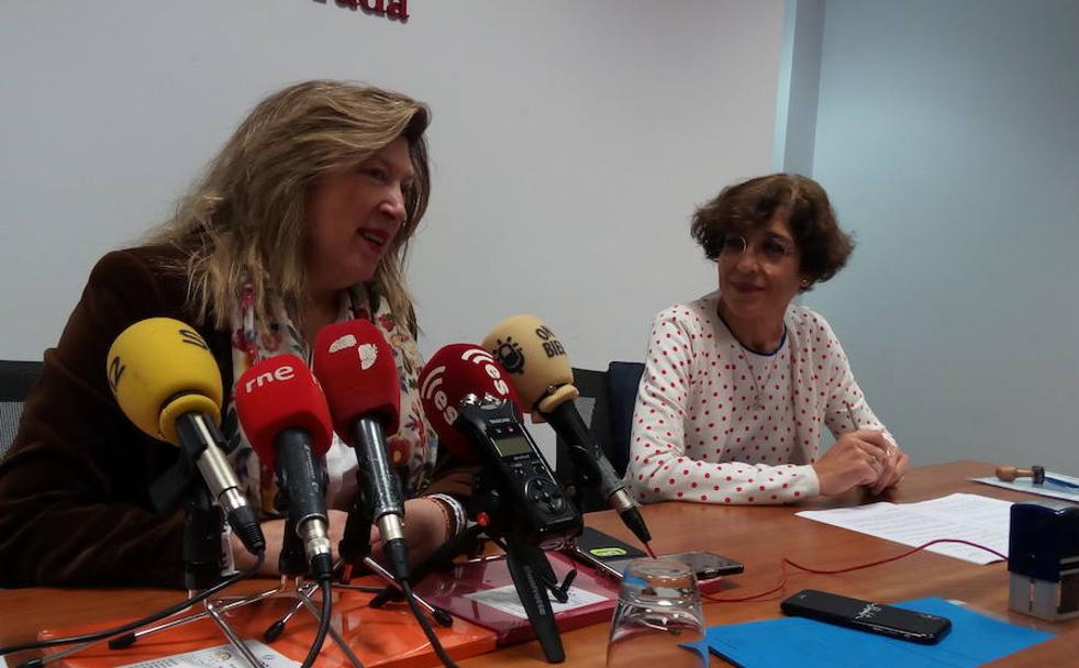 La presidenta del Imfe, María Antonia Gancedo, y la directora de la EOI, Concepción Vega, en la firma del convenio.