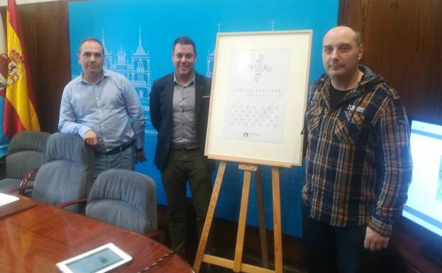 El concejal de Medio Rural, Iván Alonso (C), junto al diseñador Juan Manuel Salví (D), en la presentación.