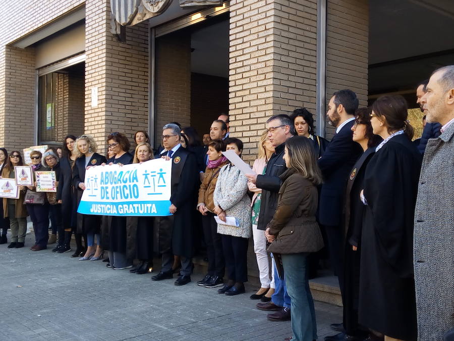 Fotos: Los abogados del Bierzo se movilizan «por la dignidad del turno de oficio»