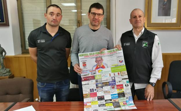 Representantes del Club Ciclista Bierzo-Laciana y el alcalde de Torre del Bierzo, Gabriel Folgado, presentaron la carrera. 