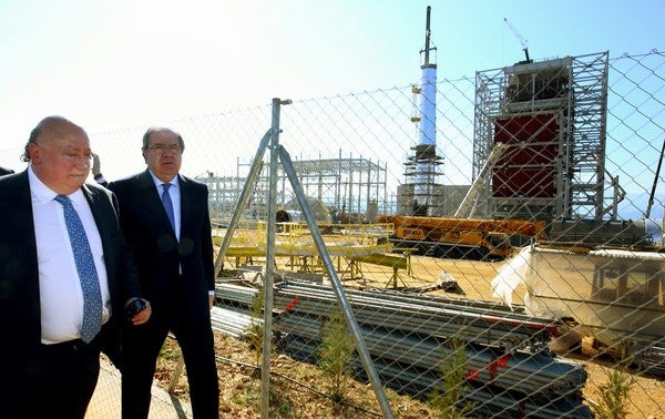 Fotos: El presidente de la Junta visita las obras de la planta de biomasa de Forestalia en Cubillos del Sil