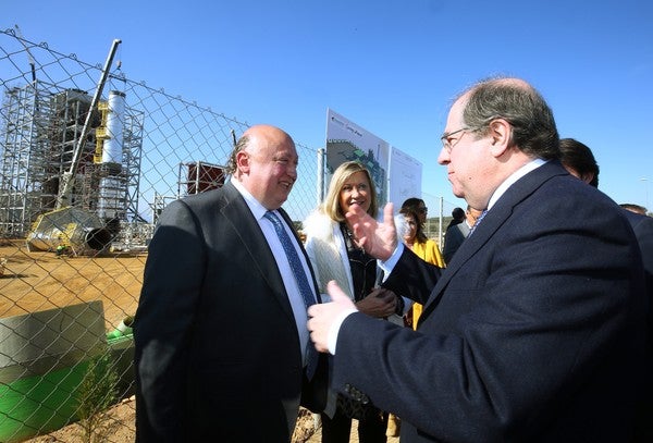 Fotos: El presidente de la Junta visita las obras de la planta de biomasa de Forestalia en Cubillos del Sil