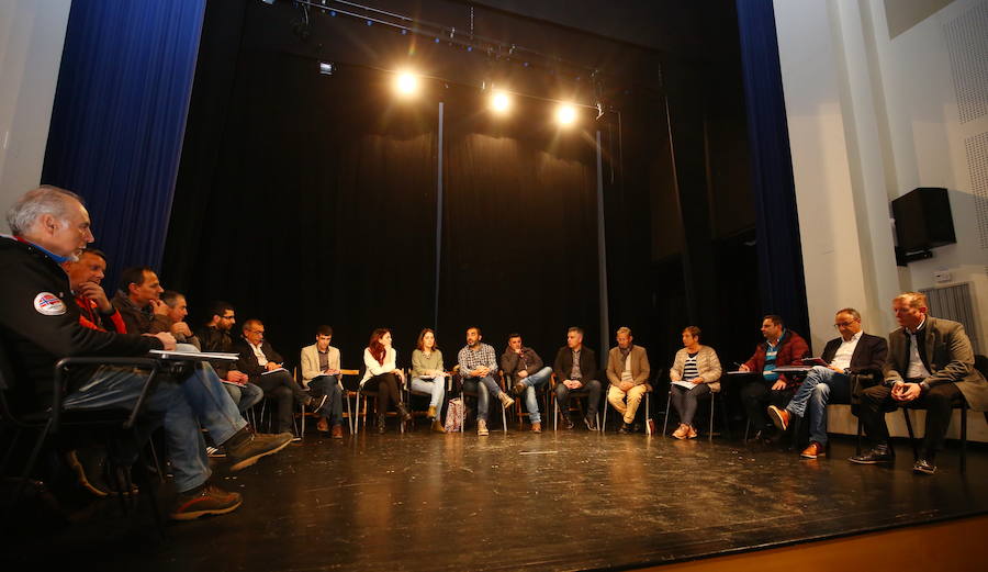 Fotos: Mesa redonda de las auxiliares de Endesa con partidos políticos en Cubillos del Sil