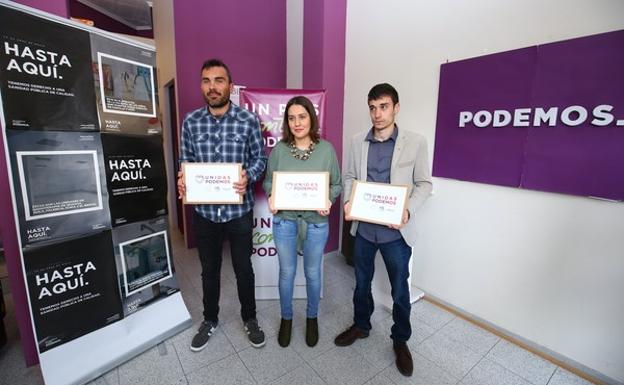 La candidata de Podemos por León al Congreso de los Diputados, Ana Marcello, junto al número dos, Juan Carlos González (I), y el coordinador local de IU en Ponferrada y número uno al Senado, Javier Arias (D), en la presentación.