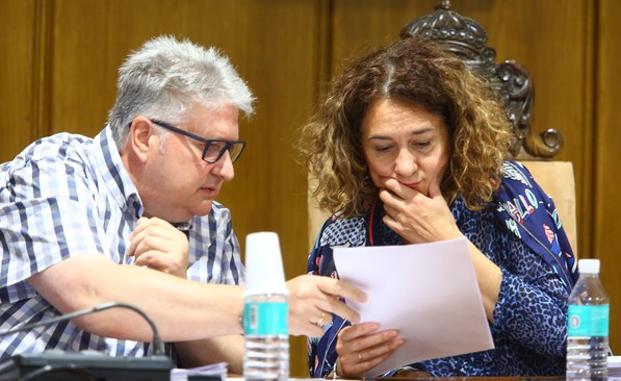 La alcaldesa de Ponferrada, Gloria Fernández Merayo, junto al concejal de Urbanismo y portavoz municipal del PP, Ricardo Miranda, durante un pleno. 