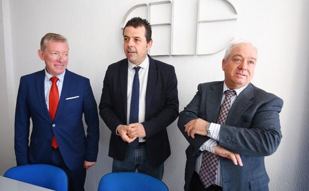 El presidente de Fele Bierzo, Javier Morán (C), junto al secretario general de Fele-Bierzo, Hermenegildo Fernández (D), y Pedro Jorge Fuertes (I), elegido como el Empresario Berciano del Año 2019.