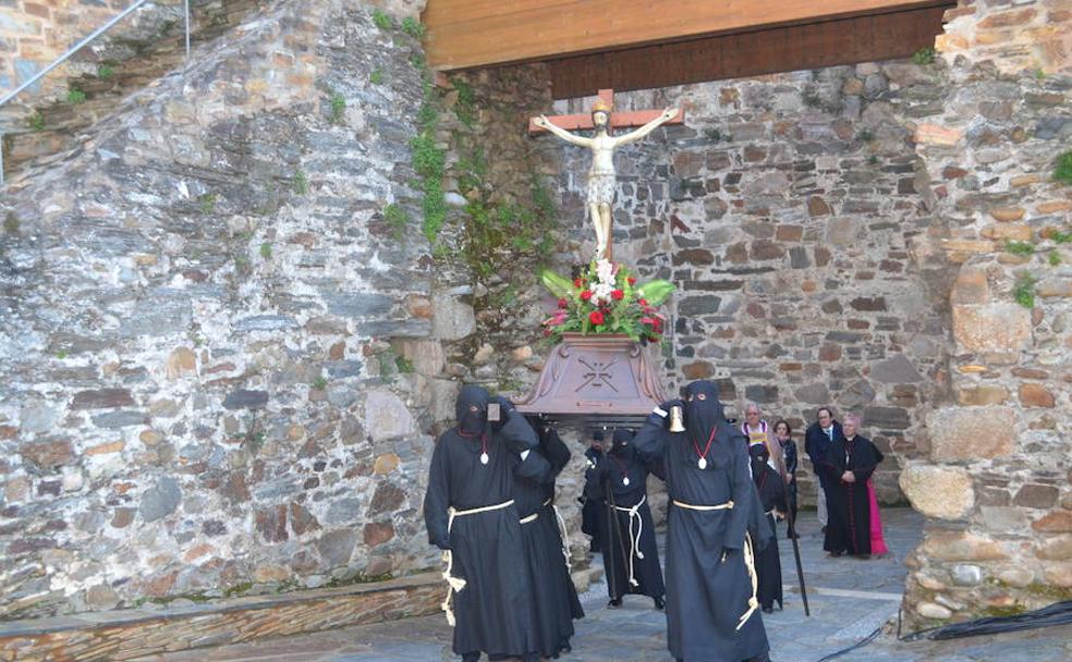 Momento del Viacrucis Penitencial de este Lunes Santo en Ponferrada.