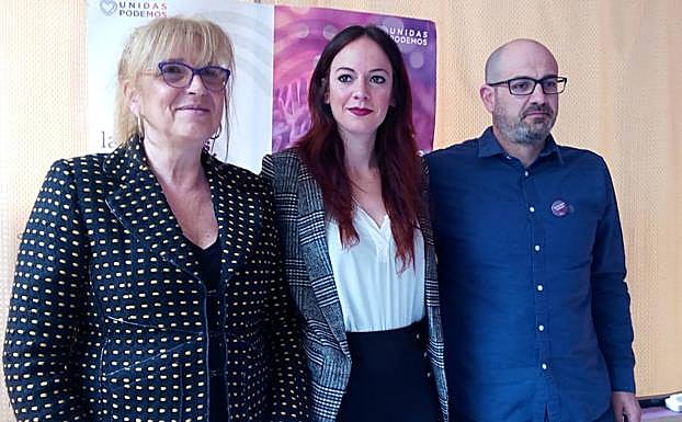 La procuradora de Podemos y canidata a la Alcaldía de Ponferrada, Lorena González, junto a los números 2 y 3 de la lista, Marúa Luisa Varela y Alfonso Sobrín.