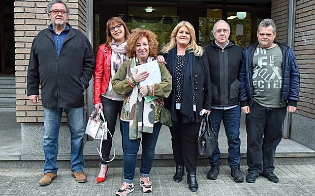 La candidata de Vox a la Alcaldía de Ponferrada, Fátima López, junto a miembros de la formación ante los juzgados de Ponferrada.