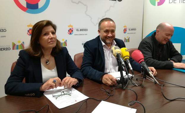 El presidente del Consejo, Gerardo Álvarez, junto a la presidenta de la DO Bierzo, Misericordia Bello, y el director técnico de la ABA y los sellos de calidad de la comarca, Pablo Linares.