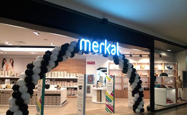 Tienda de Merkal Calzados en El Rosal. 