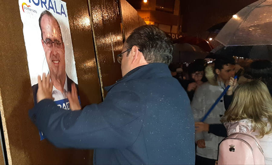 Fotos: Pegada de carteles de Ponferrada