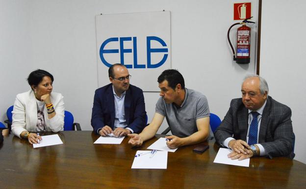 Marco Morala se reunión con representantes de Fele Bierzo. 