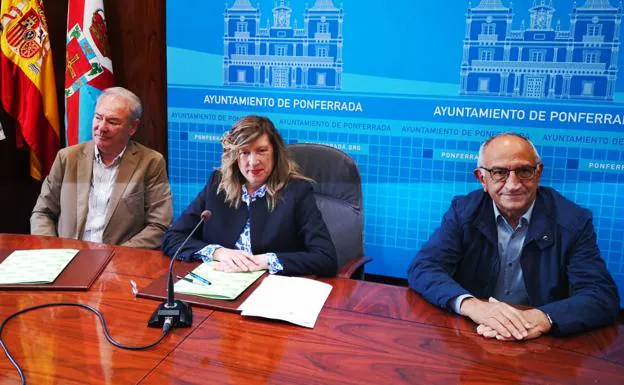 La presidenta del Imfe, María Antonia Gancedo, junto a los responsables de Secot, en la firma del convenio.