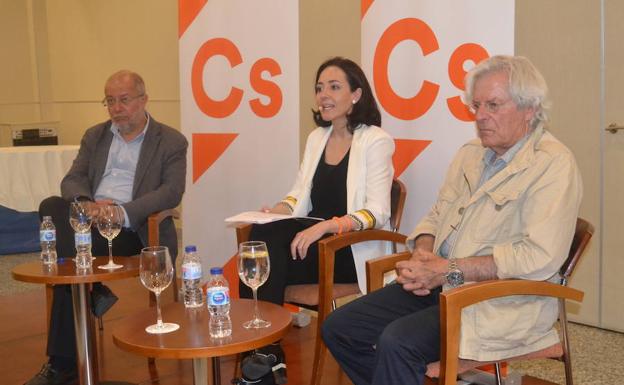 Javier Nart (en primer término), junto a los candidatos de Ciudadanos a la Alcaldía de Ponferrada y a la Presidencia de la Junta de Castilla y León. 