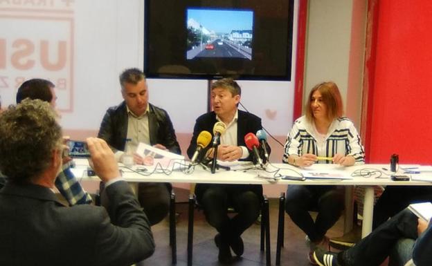 El candidato de USE Bierzo a la Alcaldía de Ponferrada. Samuel Folgueral (C), junto a Santiago Macías y Cristina López, en la presentación del programa.