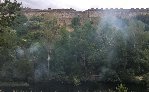 El incendio dejó una humareda en las inmediaciones del Castillo de los Templarios. 