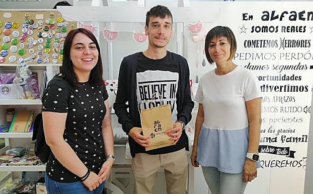 El candidato de IU a la Alcaldía de Ponferrada, Javier Arias, y Rebeca Nieto, en la visita a Alfaem.