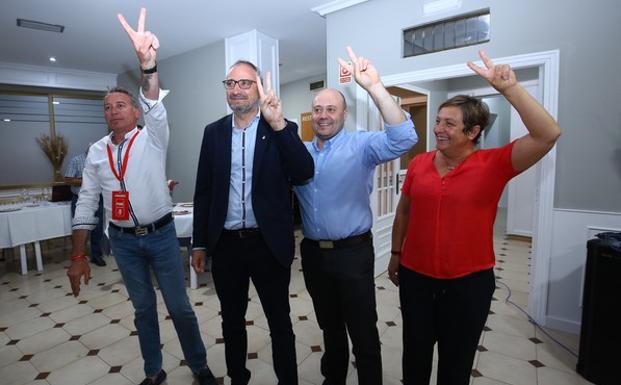 El ganador de las elecciones el socialista Olegario Ramón (2I) junto a Javier Campos, la senadora Carmen Morán.