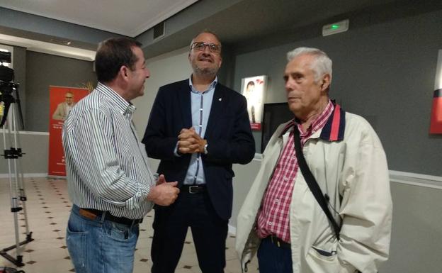 Olegario Ramón, flanqueado por históricos del PSOE como Conrado Alonso Buitrón (derecha) y Roberto Rodríguez. 