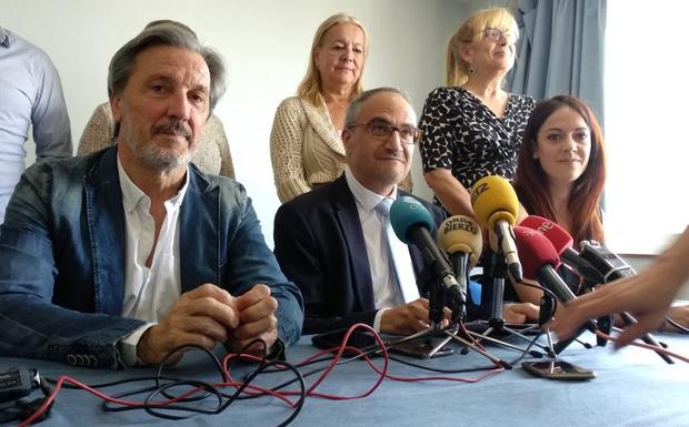 Olegario Ramón (C) junto a Pedro Muñoz y Lorena González, durante la comparecencia en la que anunciaron el acuerdo de gobierno en Ponferrada. 