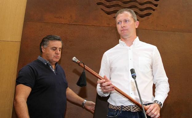 Jorge Pérez, con el bastón de mando de Villaquilambre.