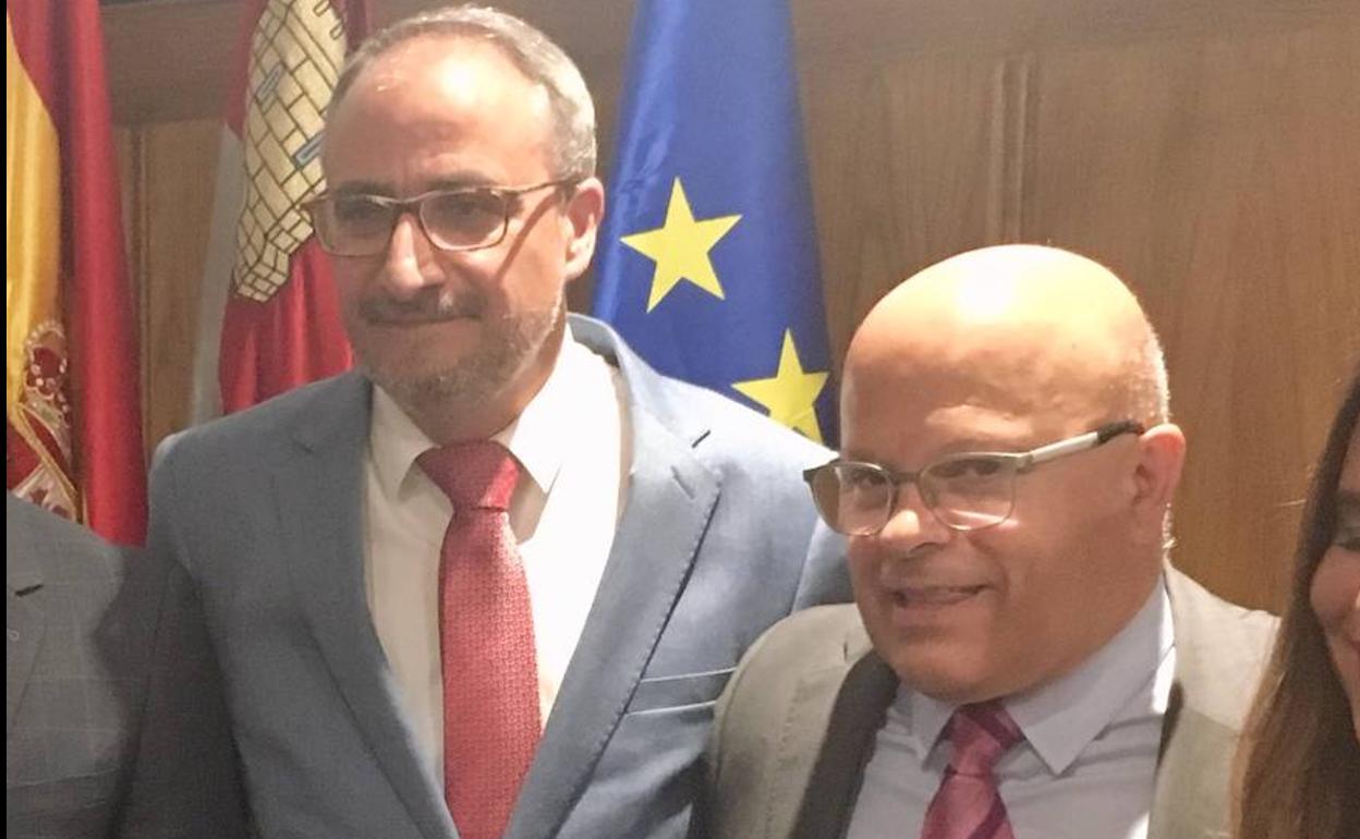 El subddelegado del Gobierno en León, Faustino Sánchez, junto a Olegario Ramón, tras su investidura.