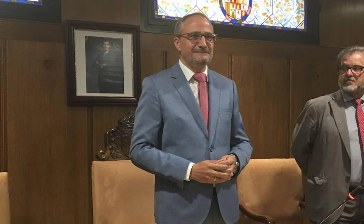 Olegario Ramón ocupa el sillón del alcalde durante el pleno de investidura.