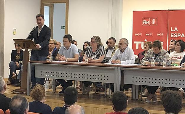 En la imagen superior, foto de familia. Abajo, intervención de Javier Cendón.