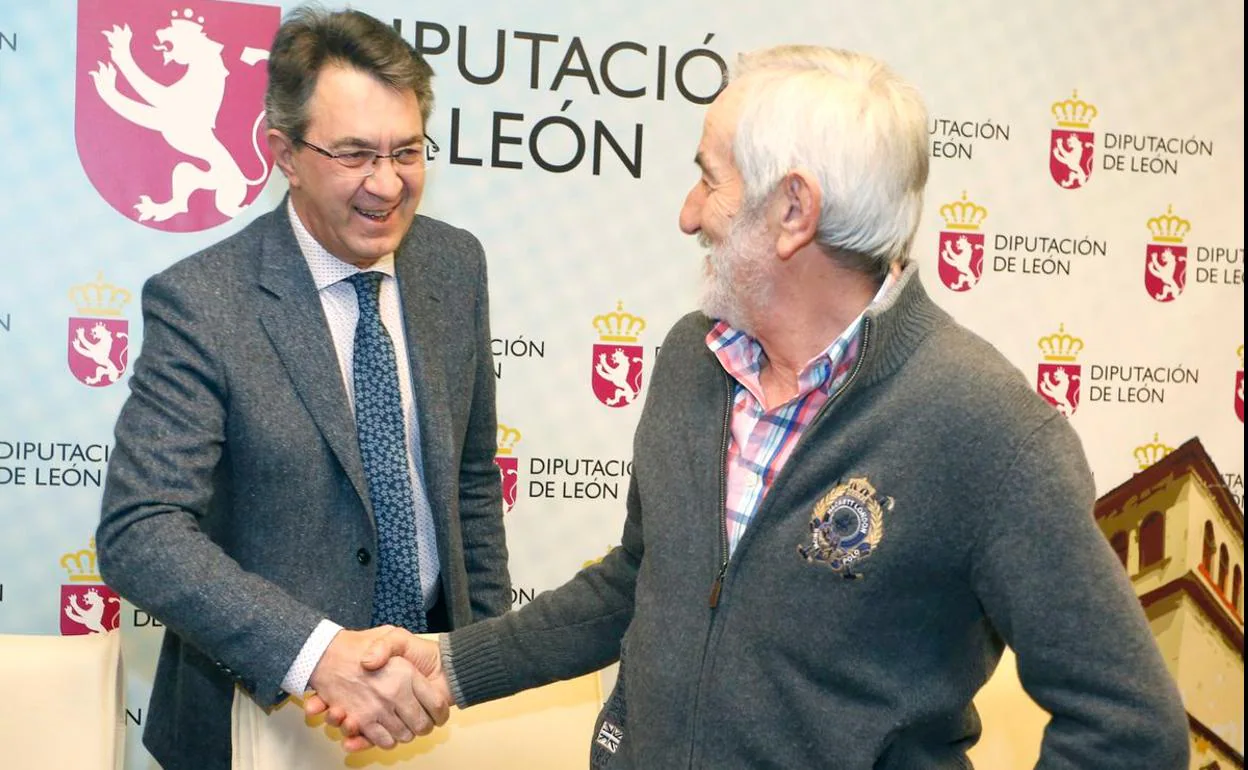Juan Martínez Majo saluda a Matías Llorente tras una rueda de prensa conjunta.
