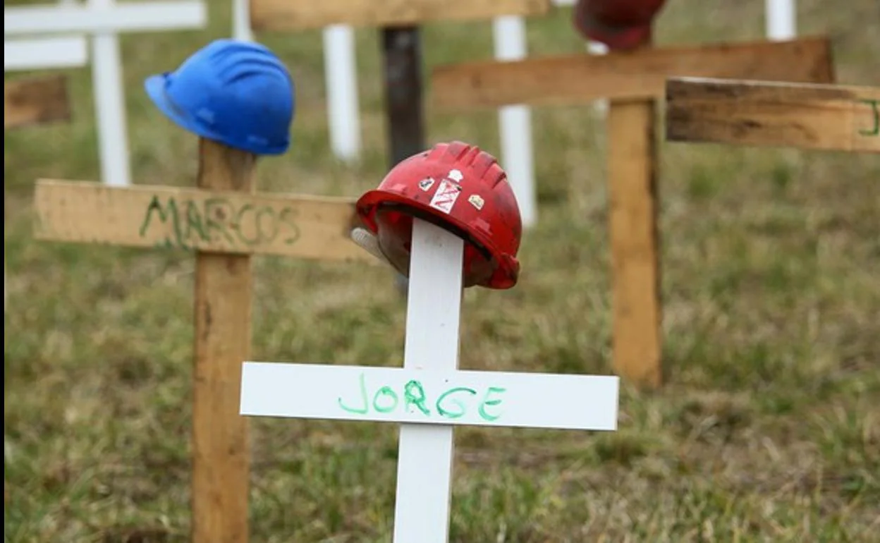 Campamento de los trabajadores de las empresas auxiliares de Endesa a las puertas de la central térmica de Compostilla II en Cubillos del Sil.