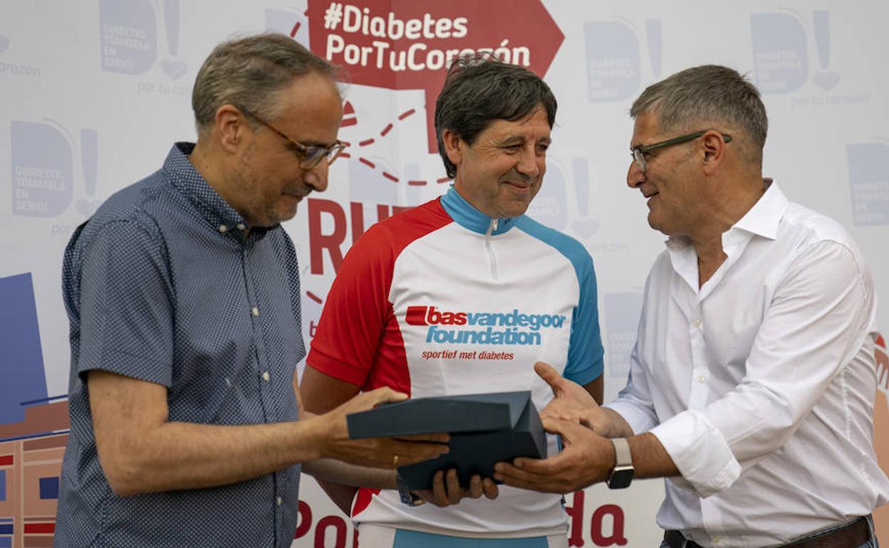 El doctor recibe una placa conmemorativa por su labor con los pacientes diabéticos.