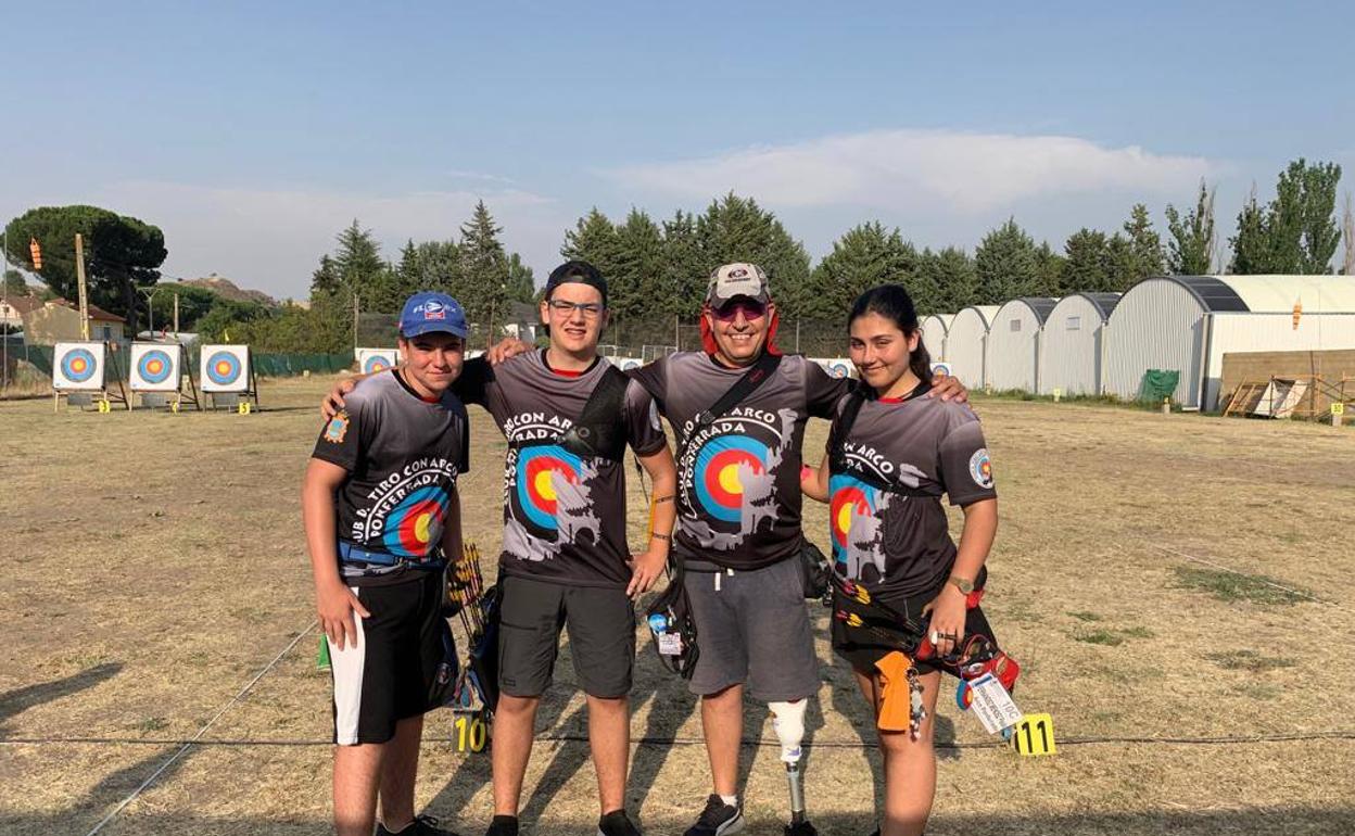 Imagen de los concursantes en el Campeonato de tiro con arco