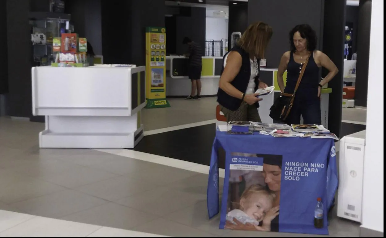 La ONG Aldeas Infantiles SOS difunde su trabajo en la oficina principal de Correos en Ponferrada.