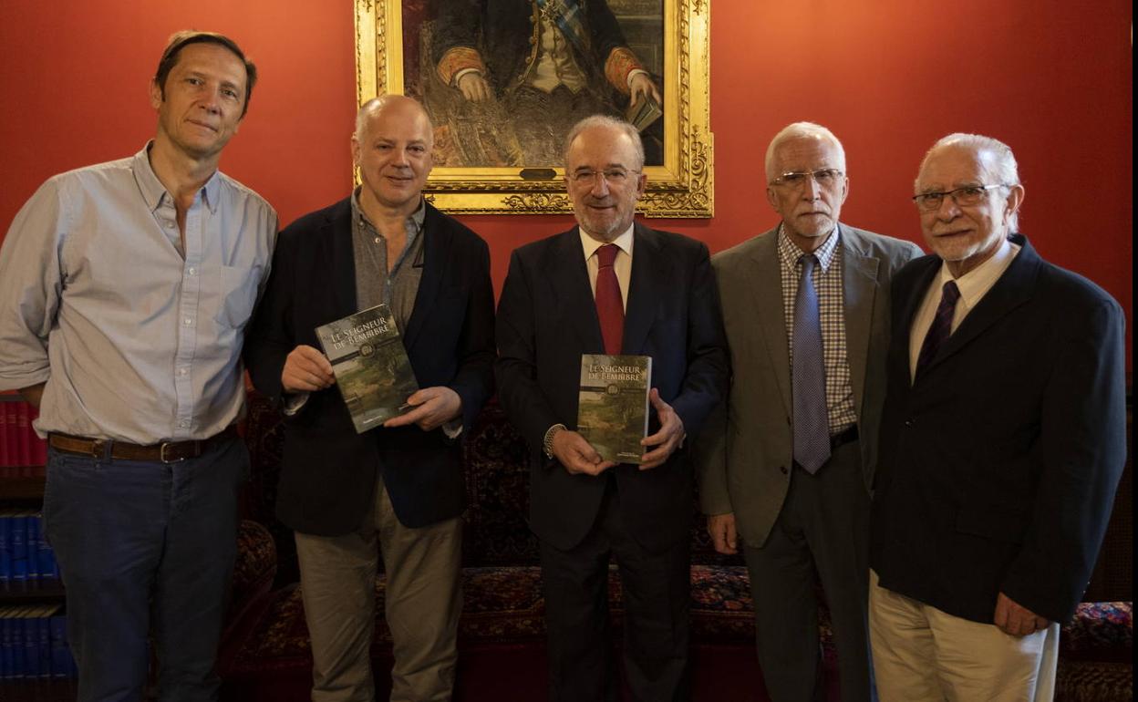De izqda. a dcha: Jaime Gil-Robles y Valentín Carrera entregan Le Seigneur de Bembibre al director de la RAE, Santiago Muñoz Machado, en compañía de Luis Mateo Díez y José María Merino.
