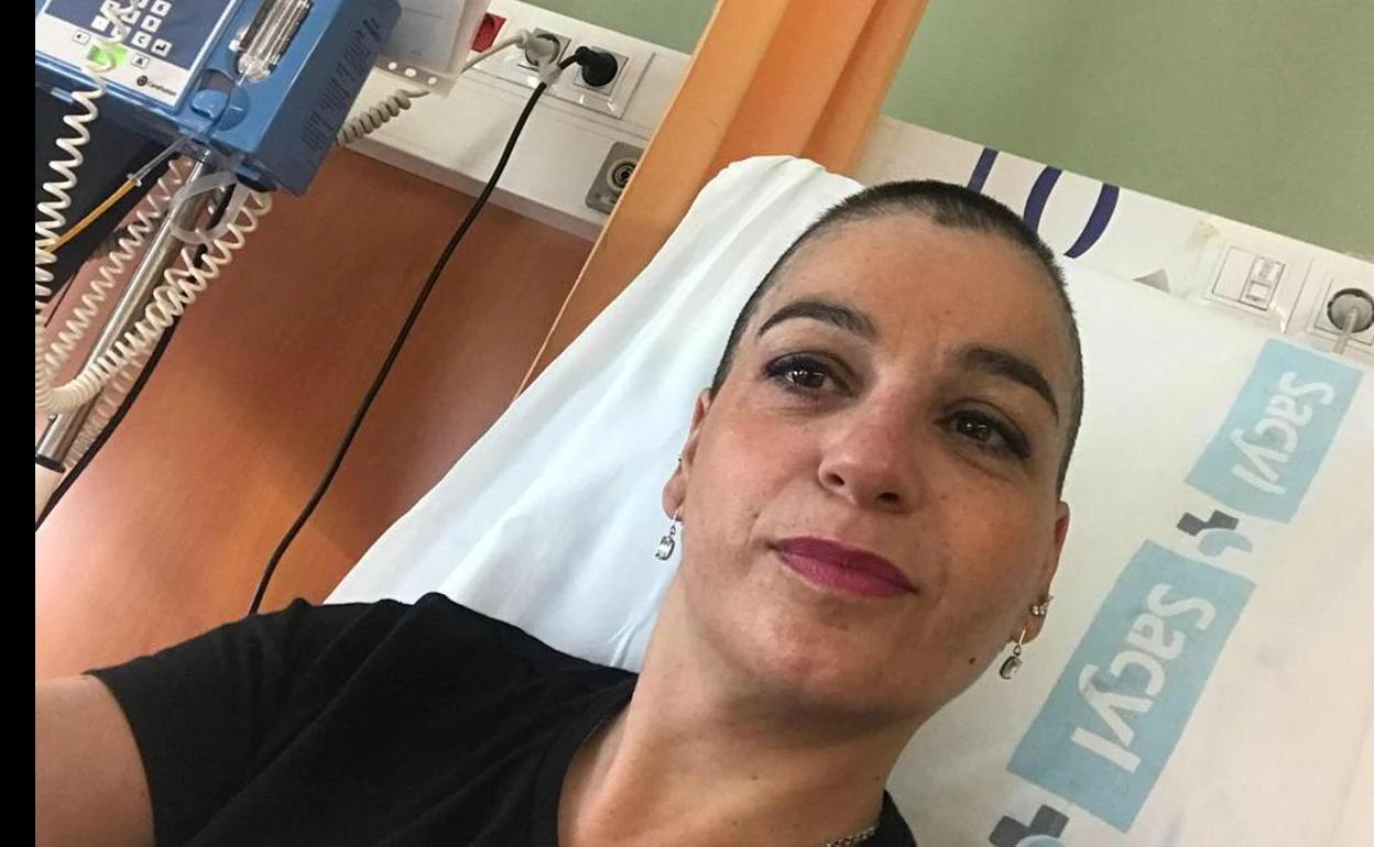 La ponferradina Eva María Arias, en una sesión de quimiterapia en el Hospital del Bierzo. 