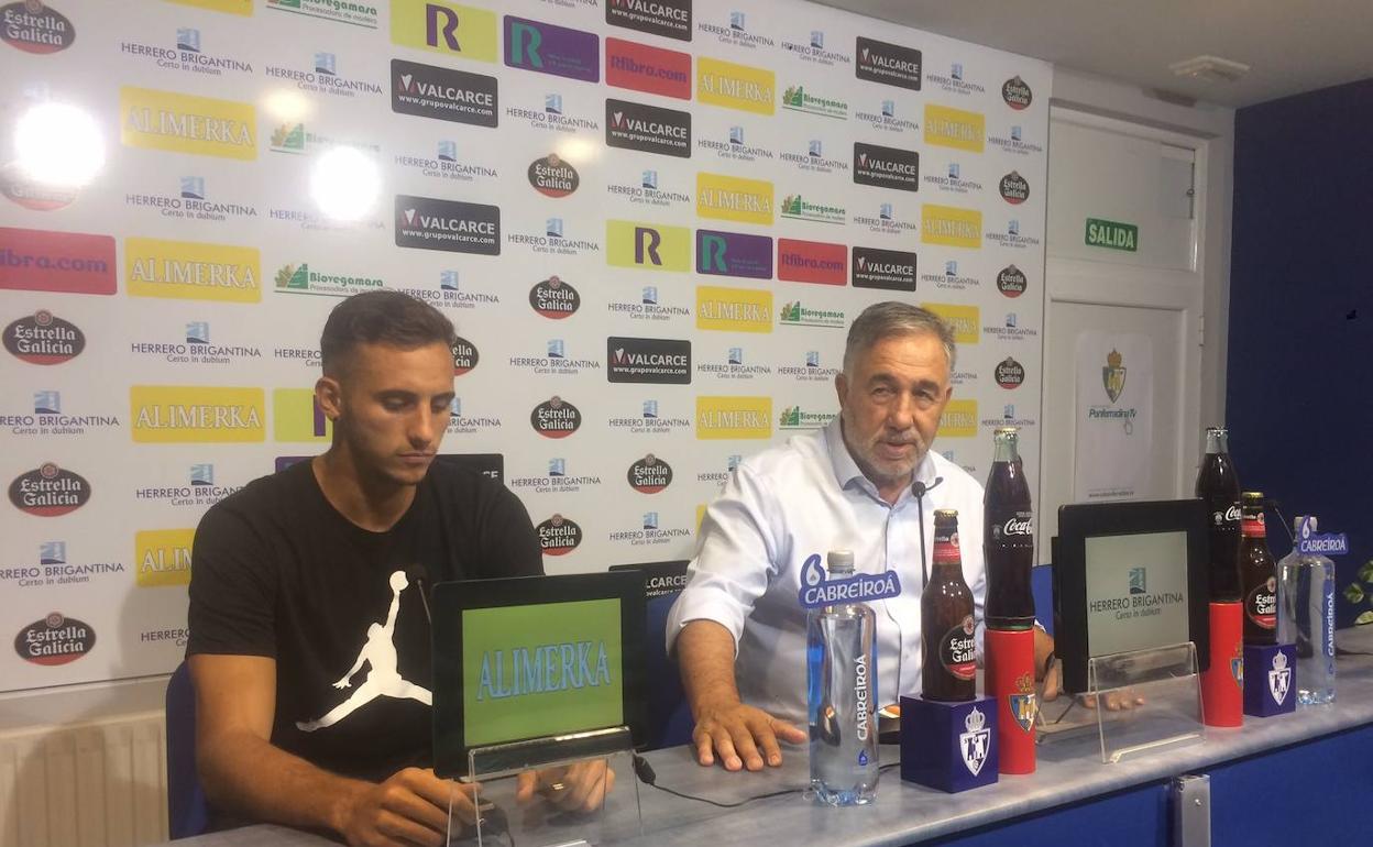 El presidente de la Ponferradina, José Fernández Nieto, acompañó a Franco Russo en su presentación.