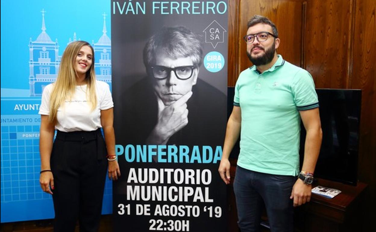 La concejala de Fiestas, Lorena Valle, y el representante de Tomate Producciones, Coque del Valle, en la presentación.